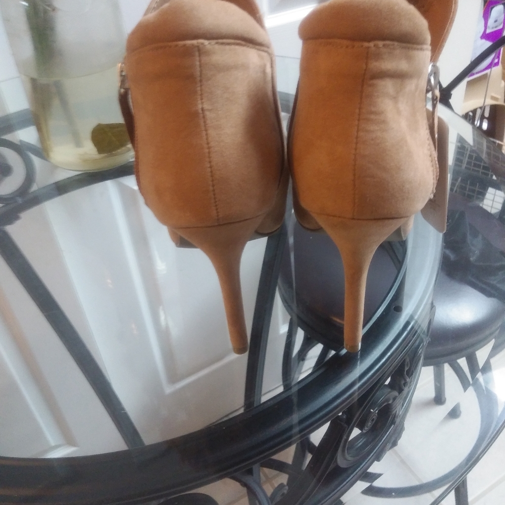 Shoes - Picture 6 of 7